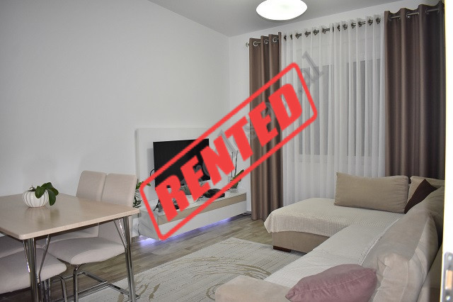 Apartament 2+1 me qira ne rrugen Beqir Rusi, prane prane Stadiumit Dinamo ne Tirane.
Banesa eshte e